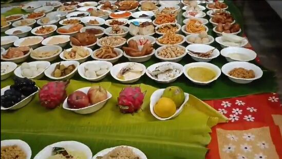గోదారోళ్లంటే గుర్తుకొచ్చేది ఆతిథ్యమే. గోదారోళ్ల ఆతిథ్యం కూడా వెరైటీగా ఉంటుంది. ఇక కొత్త అల్లుళ్లను చూసుకోవ‌డంతో గోదారోళ్ల త‌రువాతే మ‌రెవ్వరైనా. అంత‌గా అల్లుళ్లకు ప్రాధాన్యత ఇస్తారు. అందులో భాగంగానే అల్లుడు ఇంటికి వ‌చ్చాడంటే, ఆతిథ్యంలో ఎక్కడా త‌క్కువ చేయ‌రు.&nbsp;
