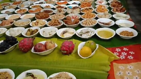 ఆదివారం కాకినాడ జిల్లా కిర్లంపూడి మండలం తామరాడ గ్రామంలో ఒక కుటుంబంలో అల్లుడికి అదిరిపోయే ఆతిథ్యం ఇచ్చారు. ఏకంగా వంద రకాల వంట‌కాల‌తో మెగా విందును ఏర్పాటు చేసి అద‌ర‌హో అనిపించారు.