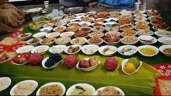 గులాబ్ జామ్, మిఠాయి, ర‌స‌గుల్లా, లడ్డు, చ‌లివిడి, జాంగ్రీ, కాజా, పూత‌రేకులు, కేకులు ఇలా అనేక ర‌కాల స్వీట్స్, జంతికులు, చేగొడియాలు, చ‌క్కిడాలు, కార‌పుబూందీ, మిక్చిర్‌ వంటి వివిధ రకాల‌ హాట్ ప‌దార్థాలు విందులో ఏర్పాటు చేశారు.