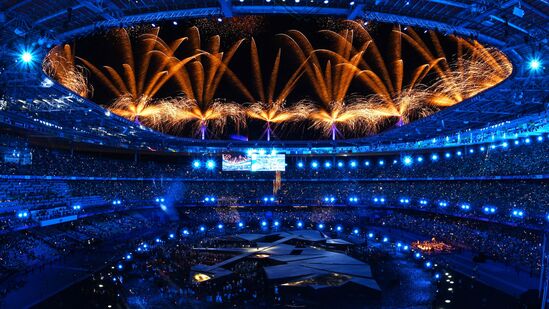 Paris Olympics 2024 Closing Ceremony: స్టార్ సింగర్ యూల్ట్ పర్ఫామ్ చేస్తుండగా.. కళ్లు మిరుమిట్లుగొలిపే బాణసంచా, కలర్ ఫుల్‌గా కనిపిస్తున్న స్టేడియం.