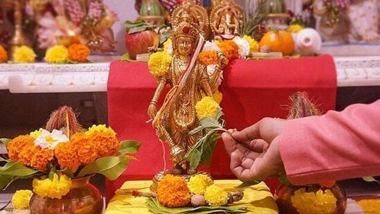 హిందూ ధర్మంలో జీవన సుఖ సమృద్ధి కోసం కొన్ని వాస్తు నియమాలను పాటిస్తారు. వాటితో జీవితంలో సంతోషాలు వస్తాయని నమ్ముతారు. కుటుంబం అంతా కలిసి మెలిసి ఆనందంగా ఉండాలంటే కూడా వాస్తు నియమాలు ప్రభావం చూపుతాయని నమ్మిక. అందుకే పూజా మందిరంలో కొన్ని వస్తువులను పెట్టడం వల్ల ఇంట్లో నెగటివిటీ పెరుగుతుందని చెబుతారు. డబ్బు సమస్యూ వస్తాయని నియమాలు చెబుతున్నాయి. అవేంటో చూడండి.