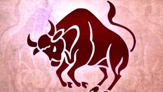 వృషభం: ఈ యోగం వల్ల వృషభ రాశి వారికి మంచి సమయం ఉండనుంది. వీరికి ధనం ఎక్కువగా చేకూరే అవకాశాలు ఉన్నాయి. నూతన ఆదాయ మార్గాలు దొరికొచ్చు. చాలా కాలంగా ఏదైనా విషయం కోసం ప్రయత్నిస్తుంటే అది పూర్తవుతుంది. ఉద్యోగస్తులకు కార్యాలయంలో ప్రశంసలు దక్కుతాయి. సమాజంలో గౌరవం పెరుగుతుంది. వ్యాపారం చేసే వారు విస్తరించే అవకాశాలు ఉంటాయి. వృషభం: ఈ యోగం వల్ల వృషభ రాశి వారికి మంచి సమయం ఉండనుంది. వీరికి ధనం ఎక్కువగా చేకూరే అవకాశాలు ఉన్నాయి. నూతన ఆదాయ మార్గాలు దొరికొచ్చు. చాలా కాలంగా ఏదైనా విషయం కోసం ప్రయత్నిస్తుంటే అది పూర్తవుతుంది. ఉద్యోగస్తులకు కార్యాలయంలో ప్రశంసలు దక్కుతాయి. సమాజంలో గౌరవం పెరుగుతుంది. వ్యాపారం చేసే వారు విస్తరించే అవకాశాలు ఉంటాయి. 