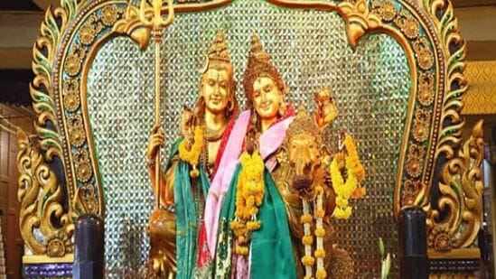 పూర్వీకులు ఫొటోలు దేవతా ఫొటోలతో కలిపి పెట్టకూడదు.