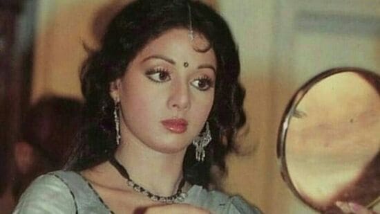 Sridevi birth anniversary: హిందీలో తొలిసారి 1979లో ఆమె పదహారేళ్ల వయసు రీమేక్ సోల్వా సావన్ తో అడుగుపెట్టింది. తర్వాత 1983లో వచ్చిన హిమ్మత్‌వాలాతో బాలీవుడ్ లోనూ శ్రీదేవి నిలదొక్కుకుంది.