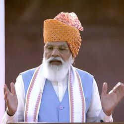 <p>2021లో స్వాతంత్య్ర దినోత్సవ ప్రసంగంలో కాషాయ తలపాగా ధరించే సంప్రదాయాన్ని మోదీ కొనసాగించారు. తెల్లటి కుర్తాపై నీలం రంగు జాకెట్ ధరించారు.పైన సింపుల్ బార్డర్ ఉన్న తెలుపు రంగు కండువా వేసుకున్నారు. పెరిగిన గడ్డంతో డిఫరెంట్ గా కనిపించారు.</p>