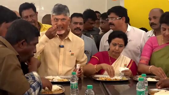 గుడివాడ అన్నా క్యాంటీన్లో భోజనం చేస్తున్న సీఎం చంద్రబాబు దంపతులు