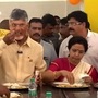 గుడివాడ అన్నా క్యాంటీన్లో భోజనం చేస్తున్న సీఎం చంద్రబాబు దంపతులు గుడివాడ అన్నా క్యాంటీన్లో భోజనం చేస్తున్న సీఎం చంద్రబాబు దంపతులు
