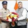 బుధవారం సీసీఎస్ హెడ్ కానిస్టేబుల్ యాదయ్యను సన్మానిస్తున్న తెలంగాణ డీజీపీ బుధవారం సీసీఎస్ హెడ్ కానిస్టేబుల్ యాదయ్యను సన్మానిస్తున్న తెలంగాణ డీజీపీ