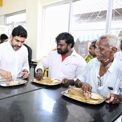 <p>మంగళగిరి నియోజక వర్గంలో అన్నా క్యాంటీన్ ప్రారంభించిన తర్వాత స్థానికులతో కలిసి అల్పాహారం తీసుకుంటున్న మంత్రి నారా లోకేష్</p>