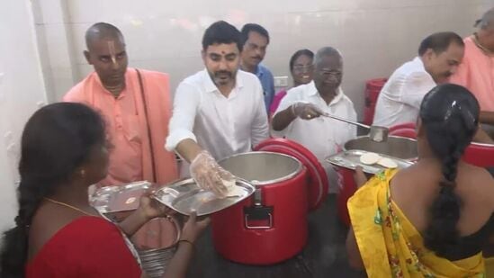 నులకపేటలో ఏపీ ప్రభుత్వం ఏర్పాటు చేసిన అన్నా క్యాంటీన్‌లో ఉదయం అల్పాహారాలను మంత్రి నారా లోకేష్ ప్రారంభించారు.&nbsp;