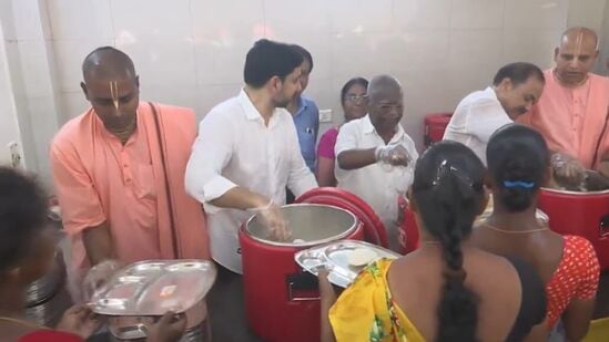 అన్నా క్యాంటీన్ల నిర్వహణకు విరివిగా విరాళాలు ఇవ్వాలని మంత్రి నారా లోకేష్ పిలుపునిచ్చారు. పేదల ఆకలి తీర్చే క్యాంటీన్లకు భవిష్యత్తులో ఎలాంటి ఇబ్బందులు తలెత్తకుండా చర్యలు చేపడతామని ప్రకటించారు.&nbsp;