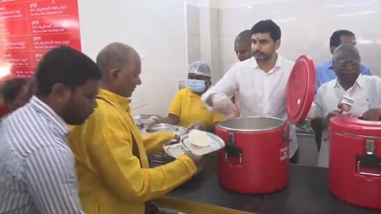 నులకపేటలో ఏర్పాటు చేసిన అన్నా క్యాంటీన్లో లోకేష్ స్వయంగా వడ్డించారు. అనంతరం వారితో కలిసి అల్పాహారం స్వీకరించారు.&nbsp;