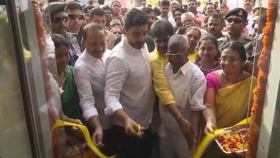 స్థానిక టీడీపీ నాయకులతో కలిసి నులక పేటలో అన్నా క్యాంటీన్‌ను మంత్రి నాారా లోకేష్ ప్రారంభించారు. వైసీపీ కక్ష సాధింపు రాజకీయాలకు అన్నా క్యాంటీన్లు బలయ్యాయని లోకేష్ ఆరోపించారు.&nbsp;