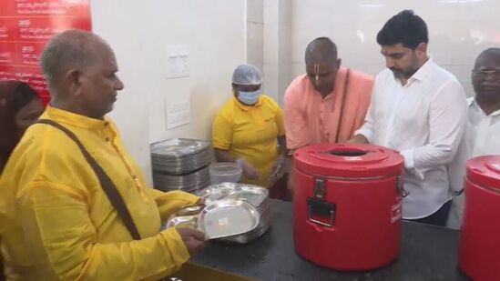 ఏపీలో అన్నా క్యాంటీన్ల ద్వారా రూ.5లకే నాణ్యమైన ఆహారాన్ని అందించనున్నారు. ఉదయం అల్పాహారం, మధ్యాహ్నం భోజనం విక్రయిస్తారు. రూ.15కే మూడు పూటల భోజనం చేయవచ్చు. రోజుకు రూ.88ఖర్చయ్యే భోజనాన్ని రూ.15కే పేదలకు విక్రయిస్తారు. మిగిలిన మొత్తాన్ని ప్రభుత్వం ఇస్కాన్‌కు చెల్లిస్తుంది.&nbsp;