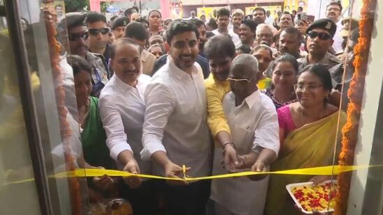 మంగళగిరిలో ఏర్పాటు చేసిన అన్నా క్యాంటీన్‌ను టీడీపీ నాయకులు, స్థానికులతో కలిసి లోకేష్‌ ప్రారంభించారు. రూ.15తో మూడు పూటల అన్నా క్యాంటీన్లలో నాణ్యమైన భోజనం చేయొచ్చు. రాష్ట్రంలోని పలు ప్రాంతాల్లో ఇస్కాన్‌ నిర్వహణలో ఉన్న సెల్ కిచెన్లలో తయారైన ఆహార పదార్ధాలను అన్నా క్యాంటీన్ల అందిస్తారు. తొలి విడతలో &nbsp;100 క్యాంటీన్లను ప్రారంభించారు. సెప్టెంబర్ చివరి నాటికి 203 క్యాంటీన్లను అందుబాటులోకి తెస్తారు.&nbsp;