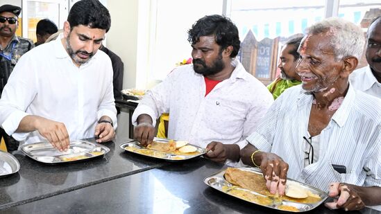 మంగళగిరి నియోజక వర్గంలో అన్నా క్యాంటీన్ ప్రారంభించిన తర్వాత స్థానికులతో కలిసి అల్పాహారం తీసుకుంటున్న మంత్రి నారా లోకేష్