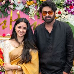 <p>ప్రభాస్, ఇమాన్వి జంటగా దిగిన ఫొటోలు ఇప్పుడు సోషల్ మీడియాలో వైరల్ అవుతున్నాయి. ఇమాన్వీ చాలా క్యూట్‌గా ఉందని, జోడీ బాగుందని నెటిజన్స్, ఫ్యాన్స్ కామెంట్స్ చేస్తున్నారు. అలాగే ప్రభాస్ లుక్ అదిరిపోయిందని ఫ్యాన్స్ సంబరపడిపోతున్నారు.<br>&nbsp;</p>