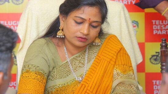 ఆసుపత్రుల ఔట్ పోస్టుల వద్ద పోలీస్ భద్రత పెంచాలని మంత్రి సత్యకుమార్ హోంమంత్రిని కోరారు. ఆసుపత్రుల్లో భద్రత పర్యవేక్షకు సీసీ కెమెరాల ఏర్పాటుకు హోంమంత్రి అనిత హామీ ఇచ్చారు. &nbsp;&nbsp;