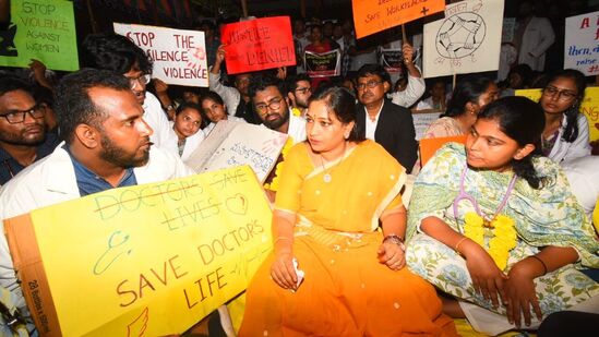 కోల్ కతా ఘటన నేపథ్యంలో ఏపీ ప్రభుత్వం చర్యలు చేపట్టింది. ఆసుపత్రుల్లో సురక్షిత పనివాతావరణం ఉండేలా చర్యలు చేపట్టింది.&nbsp;