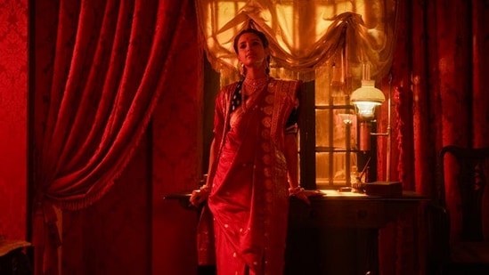 యానిమల్ కంటే ముందుగా బోల్డ్ బ్యూటి తృప్తి దిమ్రి నటించిన హారర్ సినిమానే బుల్ బుల్. ఐఎమ్‌డీబీలో 6.6 రేటింగ్ సాధించిన ఈ బుల్ బుల్ మూవీ నెట్‌ఫ్లిక్స్‌ ఓటీటీలో అందుబాటులో ఉంది.&nbsp;