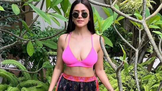 Mrunal Thakur Bold Photos: మృణాల్ ఈ ఏడాది ఫ్యామిలీ స్టార్, కల్కి 2898 ఏడీ సినిమాల్లో నటించిన విషయం తెలిసిందే. ప్రస్తుతం మూడు బాలీవుడ్ సినిమాలతో బిజీగా ఉంది
