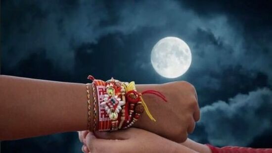 ఈ సంవత్సరం రక్షా బంధన్ రోజున అనేక శుభకార్యాలు జరుగుతాయి. రక్షా బంధన్ రోజు శ్రావణ పౌర్ణమి. రక్షా బంధన్ పండుగ ఆగష్టు 19న జరుపుకొంటారు. భద్ర కాలం 7 గంటల 39 నిమిషాలు ఉంటుంది. వైదిక క్యాలెండర్ ప్రకారం శ్రావణ మాసంలో శుక్లపక్ష పౌర్ణమి రోజున రక్షా బంధన్ జరుపుకుంటారు. రక్షా బంధన్ పర్వదినాన్ని పురస్కరించుకుని భద్ర నీడ పడకుండా ప్రత్యేక జాగ్రత్తలు తీసుకుంటారు. ఆ సమయంలో చేసిన పని సత్ఫలితాలను ఇవ్వదని విశ్వాసం ఉంది. రాఖీ కట్టడానికి సరైన సమయం ఏంటో తెలుసుకోండి. <p>ఈ సంవత్సరం రక్షా బంధన్ రోజున అనేక శుభకార్యాలు జరుగుతాయి. రక్షా బంధన్ రోజు శ్రావణ పౌర్ణమి. రక్షా బంధన్ పండుగ ఆగష్టు 19న జరుపుకొంటారు. భద్ర కాలం 7 గంటల 39 నిమిషాలు ఉంటుంది. వైదిక క్యాలెండర్ ప్రకారం శ్రావణ మాసంలో శుక్లపక్ష పౌర్ణమి రోజున రక్షా బంధన్ జరుపుకుంటారు. రక్షా బంధన్ పర్వదినాన్ని పురస్కరించుకుని భద్ర నీడ పడకుండా ప్రత్యేక జాగ్రత్తలు తీసుకుంటారు. ఆ సమయంలో చేసిన పని సత్ఫలితాలను ఇవ్వదని విశ్వాసం ఉంది. రాఖీ కట్టడానికి సరైన సమయం ఏంటో తెలుసుకోండి.</p>