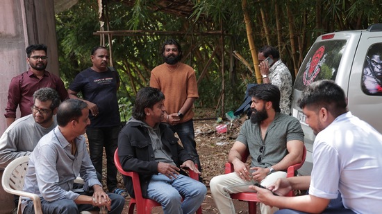 శివరాజ్ కుమార్ హీరోగా తెరకెక్కుతున్న 'శివన్న 131' సినిమా షూటింగ్ ఇప్పటికే శరవేగంగా జరుగుతోంది. ఈ చిత్రానికి ఇంకా అఫీషియల్ గా టైటిల్ పెట్టలేదు. ఈ ప్రాజెక్ట్ కు శివన్న 131 అనే టైటిల్ ను ఫిక్స్ చేశారు. శివరాజ్ కుమార్ హీరోగా తెరకెక్కుతున్న 'శివన్న 131' సినిమా షూటింగ్ ఇప్పటికే శరవేగంగా జరుగుతోంది. ఈ చిత్రానికి ఇంకా అఫీషియల్ గా టైటిల్ పెట్టలేదు. ఈ ప్రాజెక్ట్ కు శివన్న 131 అనే టైటిల్ ను ఫిక్స్ చేశారు. 