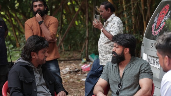 ప్రస్తుతం శివన్న నటిస్తున్న ఈ సినిమా గురించి వివరాలు అందుబాటులో లేవు. అయితే ఈ సినిమా సెట్స్ కి యష్ వెళ్లిన ఫోటోలు వైరల్ గా మారాయి. ఈ సారి శివన్న కాస్త పొడవైన జుట్టుతో విగ్ ధరించాడు. యష్ కూడా తన టాక్సిక్ లుక్ తో అభిమానులను ఆకట్టుకున్నాడు. ప్రస్తుతం శివన్న నటిస్తున్న ఈ సినిమా గురించి వివరాలు అందుబాటులో లేవు. అయితే ఈ సినిమా సెట్స్ కి యష్ వెళ్లిన ఫోటోలు వైరల్ గా మారాయి. ఈ సారి శివన్న కాస్త పొడవైన జుట్టుతో విగ్ ధరించాడు. యష్ కూడా తన టాక్సిక్ లుక్ తో అభిమానులను ఆకట్టుకున్నాడు. 