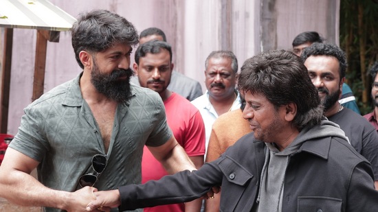 తమిళ దర్శకుడు కార్తీక్ అద్వైత్ దర్శకత్వం వహించిన ఈ చిత్రంపై భారీ అంచనాలు ఏర్పడ్డాయి. అదే సమయంలో యష్ కూడా అదే షూటింగ్ సెట్ను సందర్శించి శివన్నను కలిశారు. ఈ సినిమాలో యష్ కూడా నటిస్తాడా? తమిళ దర్శకుడు కార్తీక్ అద్వైత్ దర్శకత్వం వహించిన ఈ చిత్రంపై భారీ అంచనాలు ఏర్పడ్డాయి. అదే సమయంలో యష్ కూడా అదే షూటింగ్ సెట్ను సందర్శించి శివన్నను కలిశారు. ఈ సినిమాలో యష్ కూడా నటిస్తాడా? 