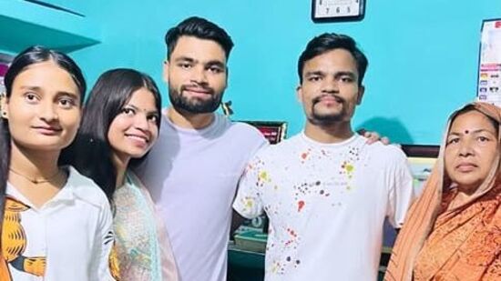 Cricketers Raksha Bandhan: యువ క్రికెటర్ రింకు సింగ్ కూడా తన ఫ్యామిలీతో రక్షా బంధన్ వేడుకల్లో పాల్గొన్నాడు. ఆ ఫొటోను సోషల్ మీడియాలో షేర్ చేశాడు.
