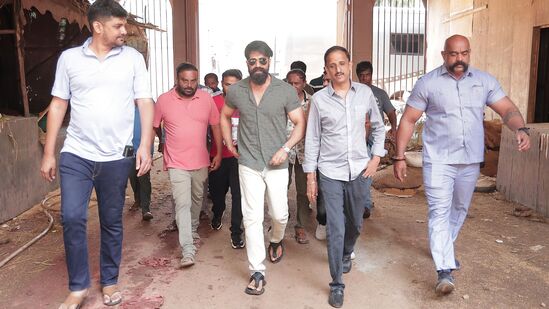 శివన్న కోసం యాక్షన్ కట్‌తో శాండల్ వుడ్‌లోకి ఎంట్రీ ఇస్తున్నాడు కార్తీక్ అద్వైత్. దర్శకుడిగా ఇది ఆయనకు రెండో సినిమా. ఇది యాక్షన్ థ్రిల్లర్. శివన్న డిఫరెంట్ లుక్ లో డిఫరెంట్ రోల్ లో కనిపించనున్నాడు.