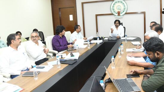 ఈ వీడియో కాన్ఫరెన్స్ లో సచివాలయం నుంచి పి.ఆర్ అండ్ ఆర్.డి. ప్రిన్సిపల్ సెక్రటరీ శశిభూషణ్ కుమార్, కమిషనర్ కృష్ణ తేజ, ఉన్నతాధికారులు పాల్గొన్నారు. 26 జిల్లాల నుంచి జడ్పీ సీఈవోలు, డి.పి.ఓ.లు, డ్వామా పీడీలు, మండలాల్లో ఎంపీడీఓలు, ఈవో పీఆర్డీలు, పంచాయతీ కార్యదర్శులు, ఉపాధి హామీ పథకం ఏపీఓలు పాల్గొన్నారు.&nbsp;