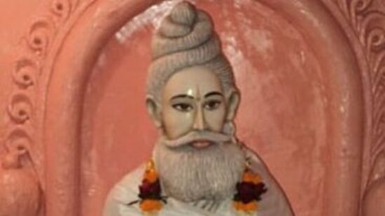 లోకనాథ్ బాబా తన గురువు భగవాన్ గంగోపాధ్యాయతో కలిసి కఠినమైన తపస్సు కోసం హిమాలయాలకు వెళతారు. ఈ భారీ మంచు గుహలో గురు భగవాన్ గంగోపాధ్యాయ సాధనలో కూర్చుంటే, &nbsp;బాబా లోక్‌నాథ్ గుహను వదిలి బయటికి వచ్చి మంచులో కూర్చుని ధ్యానం చేశారు. &nbsp;