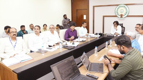ఉప ముఖ్యమంత్రి పవన్ కల్యాణ్ సోమవారం రాష్ట్ర సచివాలయం నుంచి అధికారులతో వీడియో కాన్ఫరెన్స్ నిర్వహిస్తున్నారు. ఉపాధి హామీ పథకంలో చేపట్టాల్సిన పనుల ఆమోదం కోసం గ్రామ సభ నిర్వహణ, అందుకు సంబంధించిన విధి విధానాలపై దిశానిర్దేశం చేశారు. &nbsp;