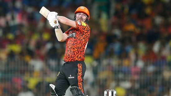 Sunrisers Hyderabad Retentions: ఐపీఎల్ 2024లోనే సన్ రైజర్స్ టీమ్ లోకి వచ్చిన ఓపెనర్ ట్రావిస్ హెడ్ కూడా ఈ సీజన్లో చెలరేగిపోయాడు. అతడు 15 ఇన్నింగ్స్ లో ఏకంగా 567 రన్స్ చేశాడు. అతడు అందించిన మెరుపు ఆరంభాలు టీమ్ ఫైనల్ చేరడంలో కీలకపాత్ర పోషించాయి.