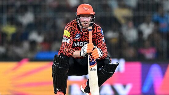 Sunrisers Hyderabad Retentions: ఇక సన్ రైజర్స్ హైదరాబాద్ మిడిలార్డర్ లో కీలక ప్లేయర్ అయిన సౌతాఫ్రికా స్టార్ వికెట్ కీపర్ హెన్రిచ్ క్లాసెన్ ను కూడా రిటెయిన్ చేసుకోవాలని చూస్తోంది. 2024లో సీజన్లో అతడు 16 మ్యాచ్ లలో 479 రన్స్ చేశాడు.&nbsp;