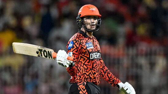 Sunrisers Hyderabad Retentions: హెడ్ తో కలిసి సన్ రైజర్స్ కు మెరుపు ఆరంభాలు అందించిన మరో యువ ఓపెనర్ అభిషేక్ శర్మ. ఈ సీజన్లో అతడు 484 రన్స్ చేశాడు. టోర్నీలో అత్యధికంగా 42 సిక్స్ లు బాదిన ఘనత అతని సొంతం. అలాంటి ఓపెనర్ ను కూడా రిటెయిన్ చేసుకోవాలని సన్ రైజర్స్ చూస్తోంది.