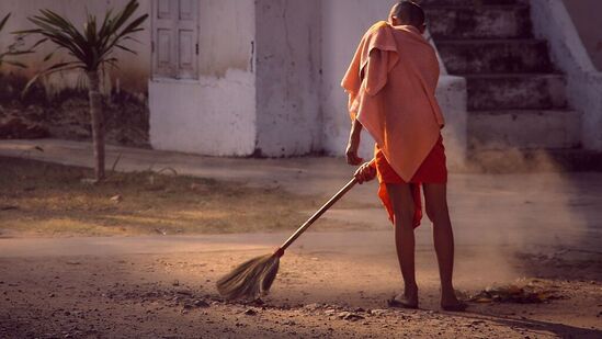 ఊడ్చడం: సూర్యాస్తమయం తర్వాత ఇంటిని గానీ, చుట్టుపక్కల ప్రాంతాలను గానీ ఊడ్చడం చేయవద్దు. సాయంత్రం పూట ఊడ్చడం వల్ల లక్ష్మీదేవికి కోపం వస్తుందని, ధననష్టం కలుగుతుందని నమ్ముతారు.&nbsp;(నిరాకరణ) ఈ వ్యాసంలో ఇవ్వబడిన సమాచారం పూర్తిగా సత్యం, ఖచ్చితమైనదని మేము చెప్పము. వివరణాత్మక, అదనపు సమాచారం కోసం, సంబంధిత రంగంలోని నిపుణుడిని సంప్రదించండి. &nbsp;
