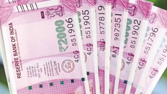 అప్పు: వాస్తు ప్రకారం సాయంత్రం సమయంలో డబ్బు లావాదేవీలు చేయడం మంచిది కాదు. ముఖ్యంగా ఈ సమయంలో ఎవరూ చిన్న మొత్తాన్ని కూడా అప్పుగా ఇవ్వకూడదు. ఎవరి దగ్గరా అప్పు తీసుకోకూడదు. సూర్యాస్తమయం తర్వాత తీసుకున్న రుణం ఎప్పటికీ తిరిగి చెల్లించబడదని నమ్ముతారు.