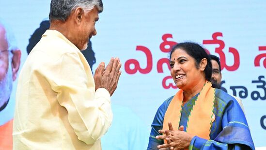 ఏపీ బీజేపీ అధ్యక్షురాలు పురంధేశ్వరికి చంద్రబాబు అభివాదం (ఫైల్)