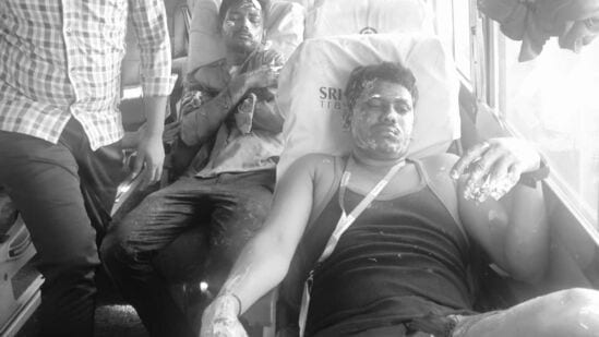 అనకాపల్లి జిల్లా అచ్యుతాపురం సెజ్ లో ఉన్న ఎసెన్షియా కెమికల్ ఫ్యాక్టరీలో రియాక్టర్ పేలింది. &nbsp;ఈ ప్రమాదంలో గాయపడిన కార్మికులను ఎన్టీఆర్ ఆస్పత్రికి, సమీపంలోని ప్రైవేట్ ఆస్పత్రికి తరలించి చికిత్స అందిస్తున్నారు. &nbsp;