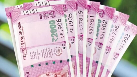 వాస్తు విద్య ప్రకారం సాయంత్రం సమయంలో డబ్బు లావాదేవీలు చేయడం మంచిది కాదు. ముఖ్యంగా ఈ సమయంలో ఎవరూ పదిరూపాయలు కూడా అప్పుగా ఇవ్వకూడదు. ఎవరి దగ్గరా అప్పు తీసుకోకూడదు. సూర్యాస్తమయం తర్వాత తీసుకున్న రుణం ఎప్పటికీ తిరిగి చెల్లించలేరు.