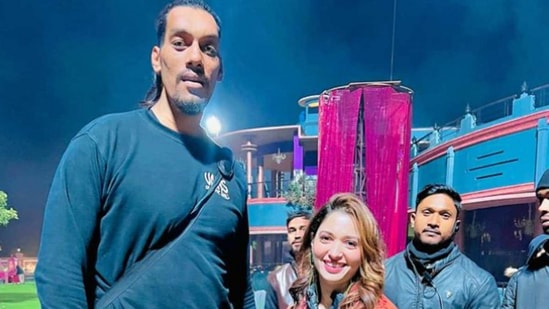 Stree 2 Villain: స్త్రీ2 టీమ్ మొత్తం ఈ సునీల్ కుమార్ తో ప్రత్యేకంగా ఫొటోలు దిగింది. అందులో మూవీలో ఓ ఐటెమ్ సాంగ్ లో నటించిన తమన్నా కూడా ఉంది. సినిమాలో సునీల్ కుమార్ శరీరాన్ని తాము వాడుకున్నామని, సర్కటా తలను మాత్రం గ్రాఫిక్స్ ద్వారా రూపొందించినట్లు డైరెక్టర్ అమర్ కౌశిక్ చెప్పాడు.
