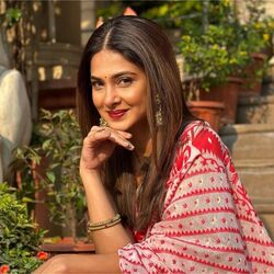 <p>బేయద్ అనే హిందీ సీరియల్‌తో మంచి క్రేజ్ తెచ్చుకున్న బ్యూటి జెన్నిఫర్ వింజెట్. ఈ సీరియల్‌ను తెలుగులో నువ్వు నాకు నచ్చావ్ అనే టైటిల్‌తో జెమినీ ఛానెల్‌లో డబ్ చేశారు. ఈ ముద్దుగుమ్మ కూడా బిగ్ బాస్ ఆఫర్‌ను కాదనుకుంది.&nbsp;</p>