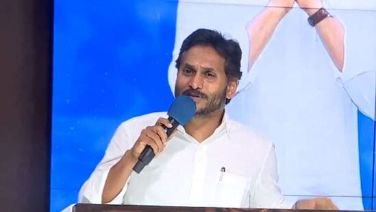 లాయర్ల సమావేశంలో మాట్లాడుతున్న వైఎస్ జగన్