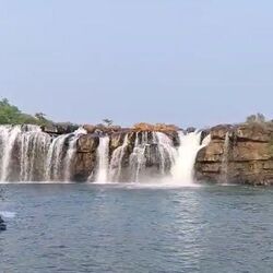 <p>తెలంగాణ నయాగరా అందాలను అస్వాదించడానికి సరైన సమయం ఇదే. బోగత జలపాతం వద్ద ప్రస్తుతం అందాలు కనువిందు చేస్తున్నాయి. చుట్టూ పచ్చని దట్టమైన అడవి మధ్య ఉవ్వెత్తున ఎగసిపడుతున్న నీటి తుంపర్లలో పర్యాటకులు తడిసి ముద్దవుతున్నారు. స్వచ్ఛమైన ప్రకృతిని ఆస్వాదిస్తూ.. ఎంజాయ్ చేస్తున్నారు.&nbsp;</p>