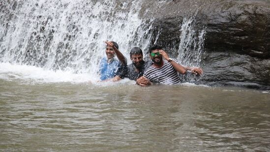 బోగత వాటర్ ఫాల్స్ దగ్గర ఫ్యామిలీ, ఫ్రెండ్స్‌తో ఎంజాయ్ చేయొచ్చు. ప్రకృతి మధ్యలో ఆ జల సవ్వడులను ఆస్వాదించడానికి పర్యాటకులు తరలివస్తారు. జలపాతంలో నీటి ఉధృతి తక్కువగా ఉన్నప్పుడు ఈత కూడా కొట్టొచ్చు. కానీ.. ఈతకొట్టే సమయంలో జాగ్రత్తలు పాటించాలి. లేకపోతే ప్రమాదం జరిగే అవకాశాలు ఉంటాయి.&nbsp;