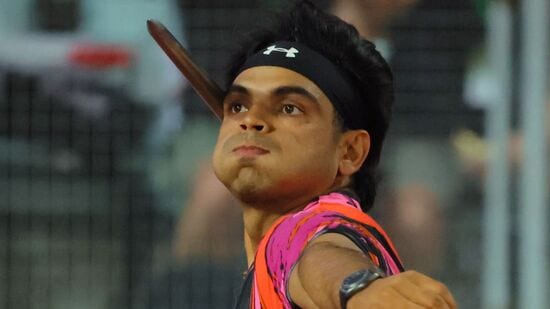 Neeraj Chopra Diamond League: పారిస్ ఒలింపిక్స్ లో సిల్వర్ మెడల్ గెలిచి రెండు వారాలు కూడా కాలేదు.. నీరజ్ చోప్రా అప్పుడే లౌసానె డైమండ్ లీగ్ లో పాల్గొన్నాడు. గజ్జల్లో గాయంతో బాధపడుతున్న అతడు.. పారిస్ నుంచి చికిత్స కోసం నేరుగా జర్మనీ వెళ్లాడు. అతడు లౌసానెలో మెరుగ్గా రాణించడం అనుమానమే అనుకుంటుండగా ఊహించినట్లే అతడు రెండో స్థానానికి పరిమితం అయ్యాడు.