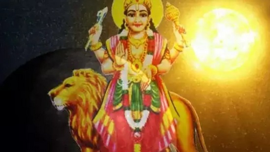 వైదిక జ్యోతిషశాస్త్రంలో గ్రహాల తిరోగమనం చాలా ముఖ్యమైనదిగా పరిగణించబడుతుంది. బుధుడు తన కదలికను మార్చుకోనున్నాడు. ఆగస్టు 5 నుండి, తిరోగమనంలో కదులుతున్న బుధుడు సుమారు 24 రోజుల తరువాత తన గమనాన్ని మార్చుకుంటాడు. ఆగస్టు 29న తెల్లవారుజామున 02:43 గంటలకు కర్కాటక రాశిలోకి ప్రవేశిస్తాడు. జ్యోతిష్య శాస్త్ర లెక్కల ప్రకారం కర్కాటక రాశిలో బుధ గ్రహం ప్రవేశం కొన్ని రాశుల వారి అదృష్టాన్ని పెంచుతుంది. బుధుడి నుండి అదృష్టాన్ని అందుకోబోయే రాశుల గురించి ఇప్పుడు చూద్దాం.