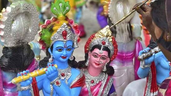 కృష్ణ జన్మాష్టమి మొదటి రోజు గృహస్థులు కృష్ణ జన్మాష్టమిని జరుపుకుంటారు. రెండవ రోజు, వైష్ణవ శాఖలు కృష్ణ జన్మాష్టమిని జరుపుకుంటారు. ఈ ఏడాది ఆగస్టు 26న కృష్ణ జన్మాష్టమి జరుపుకోనున్నారు. జ్యోతిష్యంలో 12 రాశులున్నాయి. ఒక్కో రాశికి ఒక్కో దేవత ఉంటుంది. ఈ కృష్ణ జన్మాష్టమి పండుగ రోజున, శ్రీకృష్ణుడికి ప్రీతికరమైన రాశుల గురించి తెలుసుకుందాం.